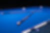 une paire de bâtons de billard sur une table de billard bleue